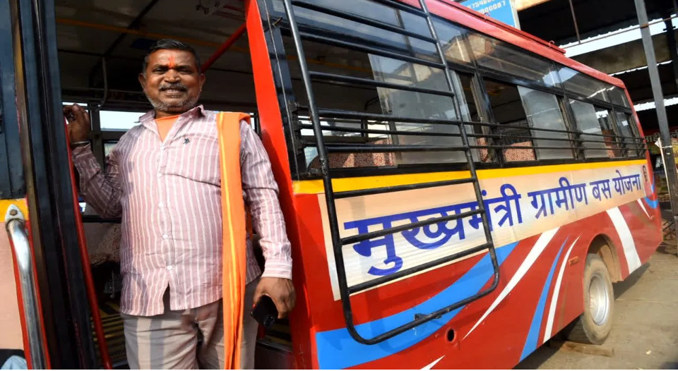 सरगुजा के वनांचलों में 'पहियों' पर आई खुशहाली: मुख्यमंत्री ग्रामीण बस योजना से थमा 10 KM का पैदल सफर; ससौली-छिरोपारा के ग्रामीणों की राह हुई आसान